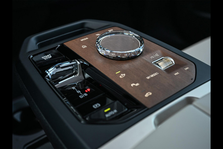 BMW iX xDrive45 101 kWh | NL-auto | Comfort access | Soft close | Iconic glow | Adaptive led | Sky lounge | Driving assistant prof. | Dab+ | Harman/kardon |