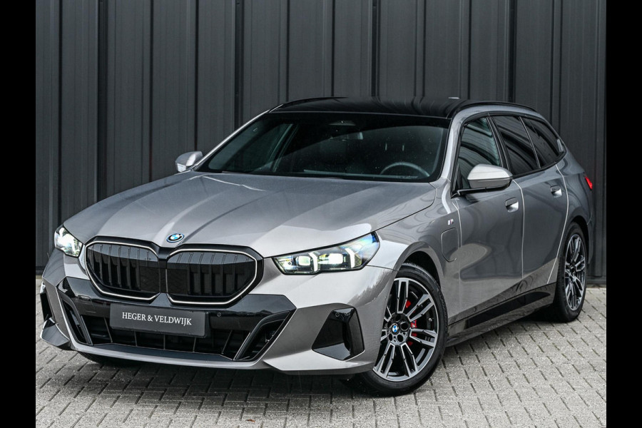 BMW 5 Serie Touring 530e xDrive | M-Sport Pro | Panoramadak | Harman Kardon audio | M-Sport Suspension | Adaptive Led | Driving Assistant Plus | Ambient Light | Iconic glow grille | M-Sport Brake Red | Shadowline Lights