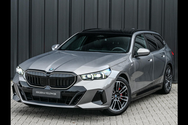 BMW 5 Serie Touring 530e xDrive | M-Sport Pro | Panoramadak | Harman Kardon audio | M-Sport Suspension | Adaptive Led | Driving Assistant Plus | Ambient Light | Iconic glow grille | M-Sport Brake Red | Shadowline Lights