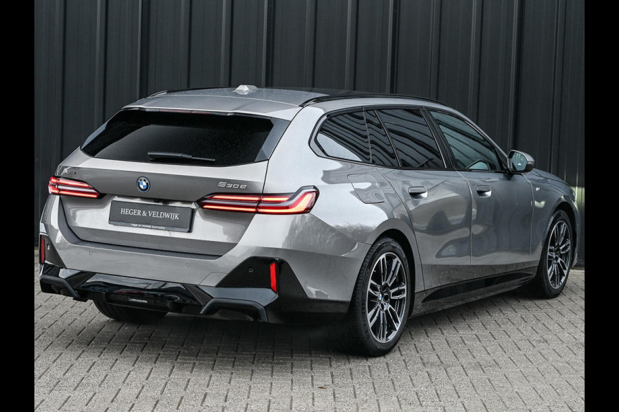 BMW 5 Serie Touring 530e xDrive | M-Sport Pro | Panoramadak | Harman Kardon audio | M-Sport Suspension | Adaptive Led | Driving Assistant Plus | Ambient Light | Iconic glow grille | M-Sport Brake Red | Shadowline Lights