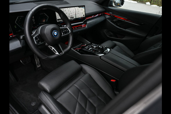 BMW 5 Serie Touring 530e xDrive | M-Sport Pro | Panoramadak | Harman Kardon audio | M-Sport Suspension | Adaptive Led | Driving Assistant Plus | Ambient Light | Iconic glow grille | M-Sport Brake Red | Shadowline Lights
