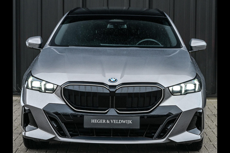 BMW 5 Serie Touring 530e xDrive | M-Sport Pro | Panoramadak | Harman Kardon audio | M-Sport Suspension | Adaptive Led | Driving Assistant Plus | Ambient Light | Iconic glow grille | M-Sport Brake Red | Shadowline Lights