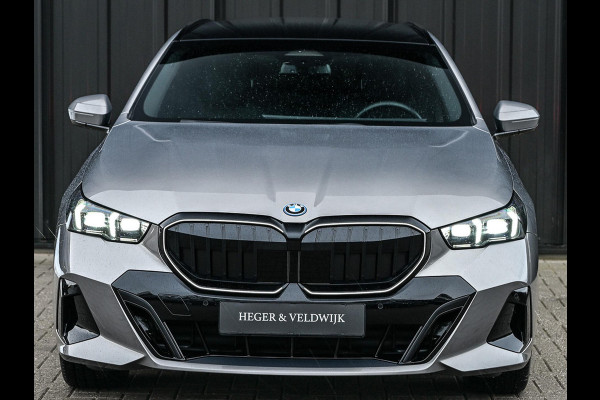 BMW 5 Serie Touring 530e xDrive | M-Sport Pro | Panoramadak | Harman Kardon audio | M-Sport Suspension | Adaptive Led | Driving Assistant Plus | Ambient Light | Iconic glow grille | M-Sport Brake Red | Shadowline Lights