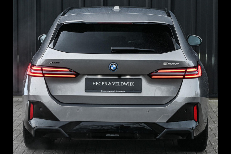 BMW 5 Serie Touring 530e xDrive | M-Sport Pro | Panoramadak | Harman Kardon audio | M-Sport Suspension | Adaptive Led | Driving Assistant Plus | Ambient Light | Iconic glow grille | M-Sport Brake Red | Shadowline Lights