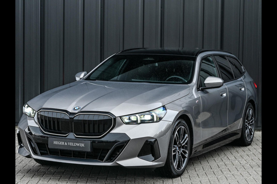 BMW 5 Serie Touring 530e xDrive | M-Sport Pro | Panoramadak | Harman Kardon audio | M-Sport Suspension | Adaptive Led | Driving Assistant Plus | Ambient Light | Iconic glow grille | M-Sport Brake Red | Shadowline Lights