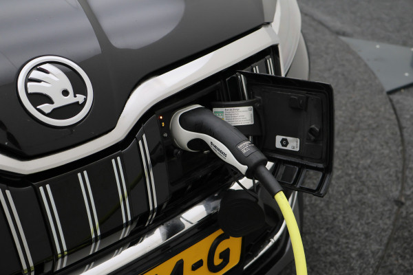Škoda Superb Combi 1.4 TSI PHEV Sportline Business SOH 100%, Virtual Cockpit, Keyless, Camera, Apple Carplay, PDC, 18"