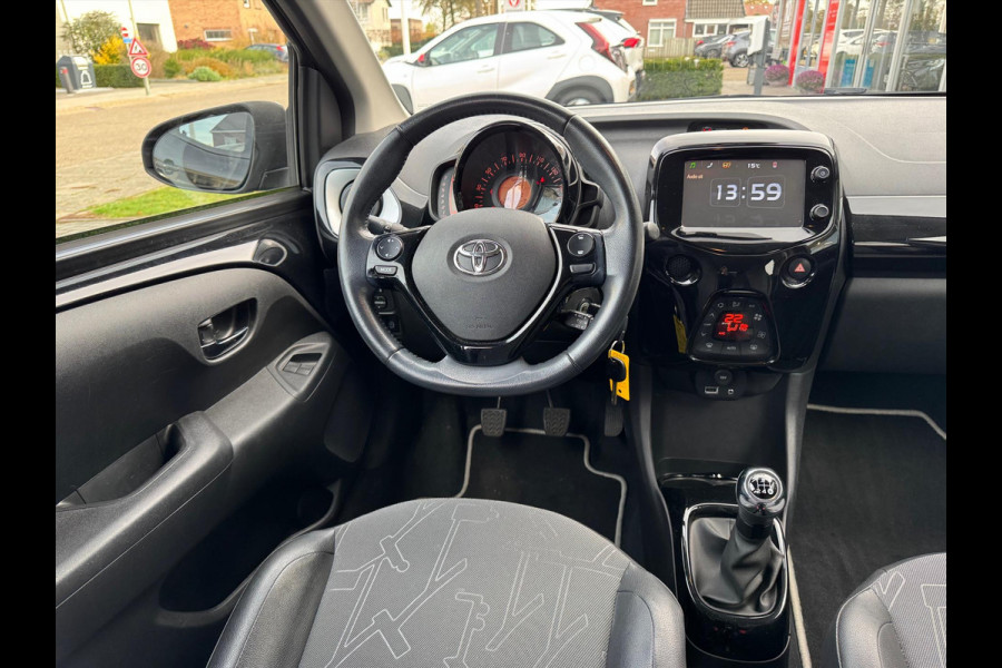 Toyota Aygo 1.0 VVT-i X-Joy | Eerste eigenaar, Lichtmetalen velgen, Climate control, Privacy glass, Nieuw geleverd & onderhouden