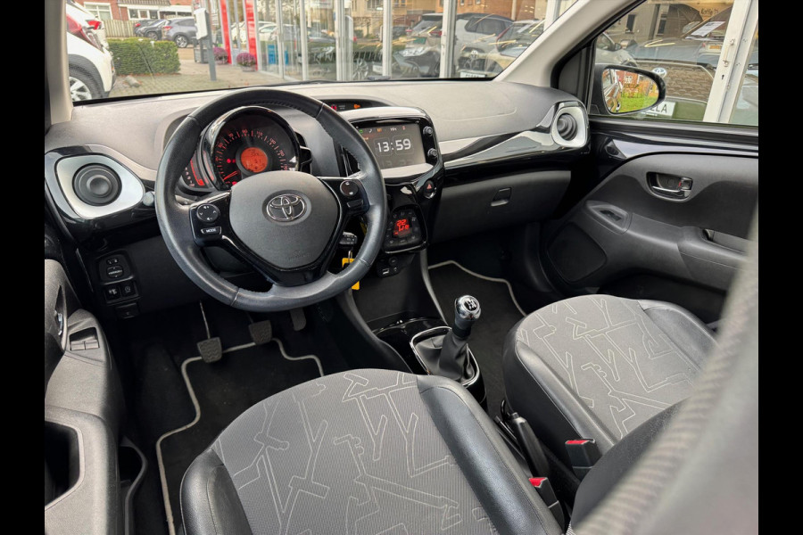 Toyota Aygo 1.0 VVT-i X-Joy | Eerste eigenaar, Lichtmetalen velgen, Climate control, Privacy glass, Nieuw geleverd & onderhouden
