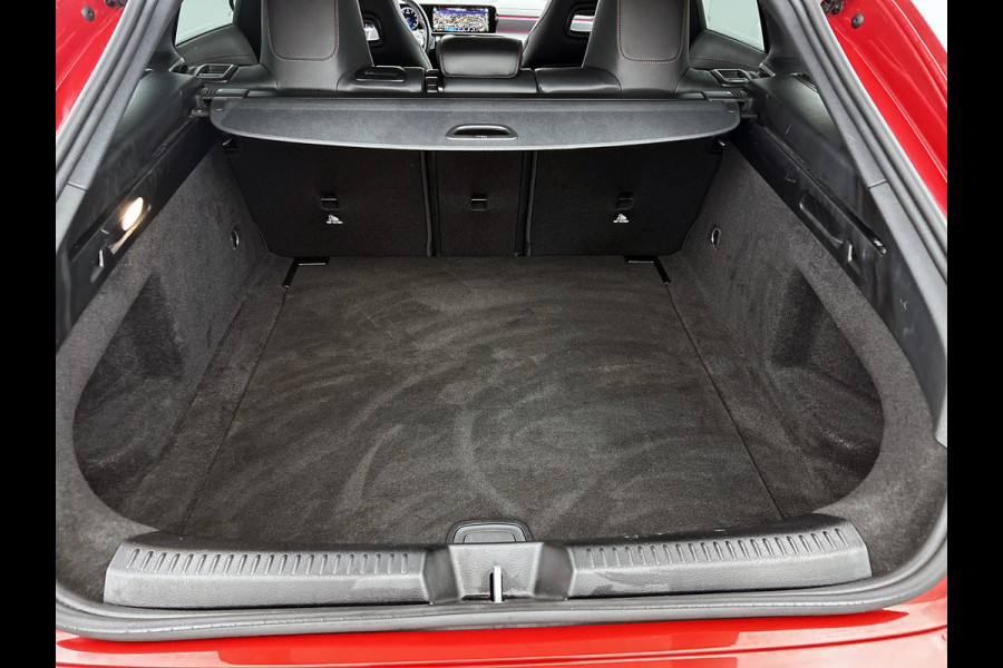 Mercedes-Benz CLA-Klasse Shooting Brake 200 Business Solution AMG AMG line | Night Pakket | Ledkoplampen | Sfeerverlichting | Stoelverwarming. Inclusief 24 maanden Mercedes-Benz Certified garantie voor Europa.
