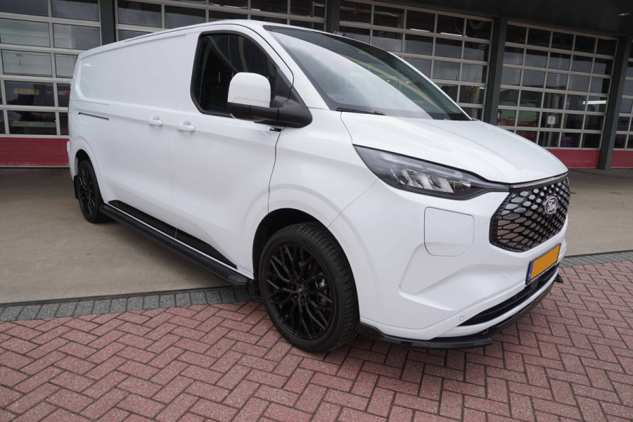 Ford E-Transit Cust. 320L L2H1 Limited 65 kWh 160KW/218PK Automaat met POWERPACK Nr. V029 | Airco | Cruise | Apple CP| 20"LM velgen | Trekhaak | Spoilers DEMO