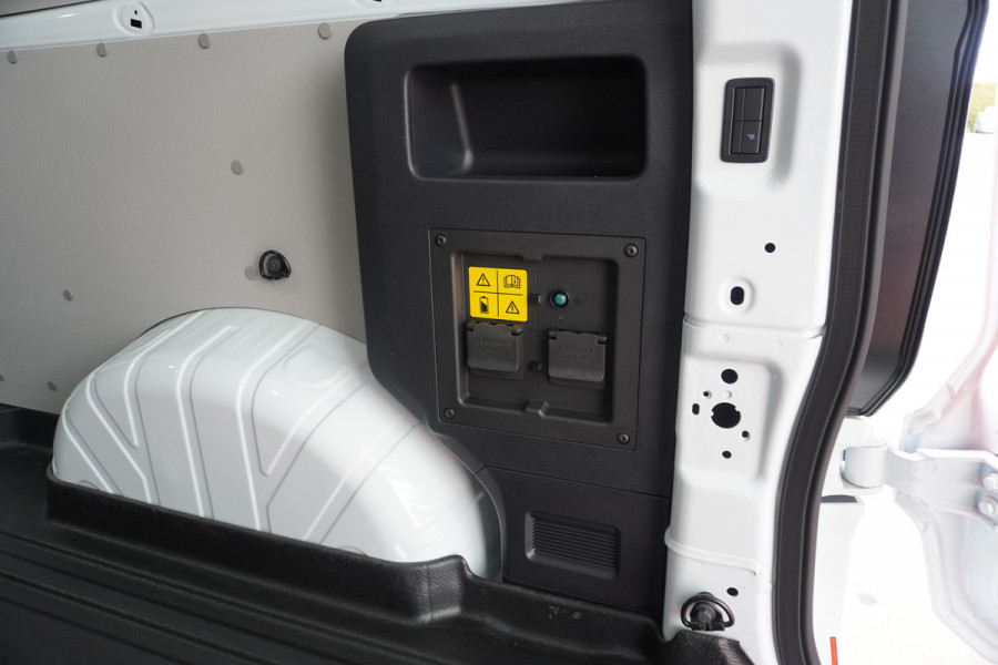Ford E-Transit Cust. 320L L2H1 Limited 65 kWh 160KW/218PK Automaat met POWERPACK Nr. V029 | Airco | Cruise | Apple CP| 20"LM velgen | Trekhaak | Spoilers DEMO