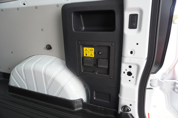 Ford E-Transit Cust. 320L L2H1 Limited 65 kWh 160KW/218PK Automaat met POWERPACK Nr. V029 | Airco | Cruise | Apple CP| 20"LM velgen | Trekhaak | Spoilers DEMO