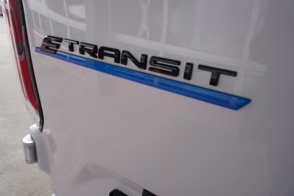 Ford E-Transit Cust. 320L L2H1 Limited 65 kWh 160KW/218PK Automaat met POWERPACK Nr. V029 | Airco | Cruise | Apple CP| 20"LM velgen | Trekhaak | Spoilers DEMO