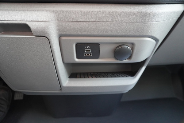 Ford E-Transit Cust. 320L L2H1 Limited 65 kWh 160KW/218PK Automaat met POWERPACK Nr. V029 | Airco | Cruise | Apple CP| 20"LM velgen | Trekhaak | Spoilers DEMO