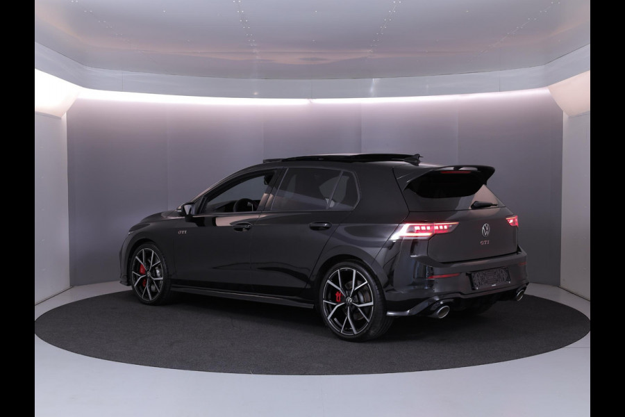 Volkswagen Golf 2.0 TSI GTI Clubsport 300 pk Automaat (DSG) | Verlengde garantie | Navigatie | Panoramadak | Parkeersensoren (Park assist) | Rondomzicht camera | Stoelverwarming | Head-up display |