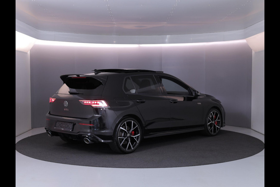 Volkswagen Golf 2.0 TSI GTI Clubsport 300 pk Automaat (DSG) | Verlengde garantie | Navigatie | Panoramadak | Parkeersensoren (Park assist) | Rondomzicht camera | Stoelverwarming | Head-up display |