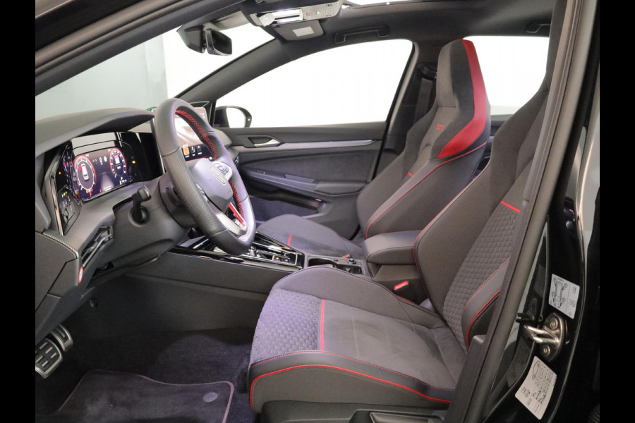 Volkswagen Golf 2.0 TSI GTI Clubsport 300 pk Automaat (DSG) | Verlengde garantie | Navigatie | Panoramadak | Parkeersensoren (Park assist) | Rondomzicht camera | Stoelverwarming | Head-up display |