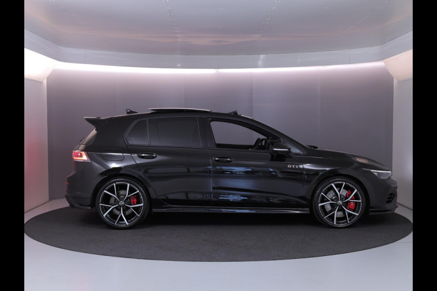 Volkswagen Golf 2.0 TSI GTI Clubsport 300 pk Automaat (DSG) | Verlengde garantie | Navigatie | Panoramadak | Parkeersensoren (Park assist) | Rondomzicht camera | Stoelverwarming | Head-up display |