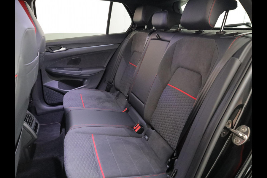 Volkswagen Golf 2.0 TSI GTI Clubsport 300 pk Automaat (DSG) | Verlengde garantie | Navigatie | Panoramadak | Parkeersensoren (Park assist) | Rondomzicht camera | Stoelverwarming | Head-up display |