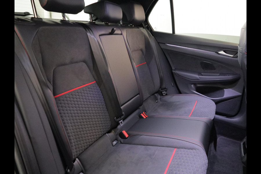 Volkswagen Golf 2.0 TSI GTI Clubsport 300 pk Automaat (DSG) | Verlengde garantie | Navigatie | Panoramadak | Parkeersensoren (Park assist) | Rondomzicht camera | Stoelverwarming | Head-up display |