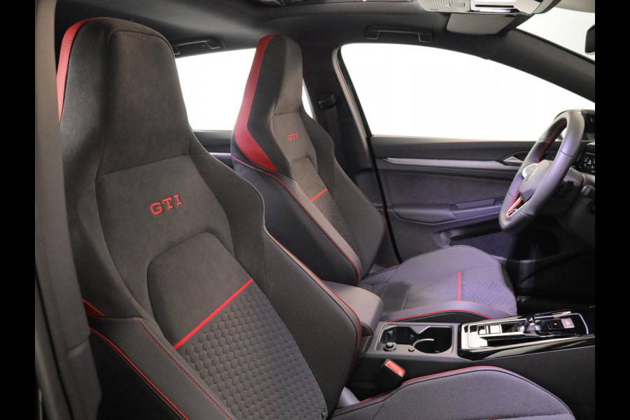 Volkswagen Golf 2.0 TSI GTI Clubsport 300 pk Automaat (DSG) | Verlengde garantie | Navigatie | Panoramadak | Parkeersensoren (Park assist) | Rondomzicht camera | Stoelverwarming | Head-up display |