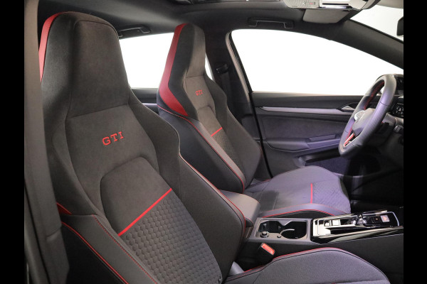 Volkswagen Golf 2.0 TSI GTI Clubsport 300 pk Automaat (DSG) | Verlengde garantie | Navigatie | Panoramadak | Parkeersensoren (Park assist) | Rondomzicht camera | Stoelverwarming | Head-up display |