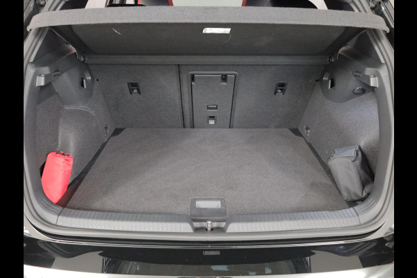 Volkswagen Golf 2.0 TSI GTI Clubsport 300 pk Automaat (DSG) | Verlengde garantie | Navigatie | Panoramadak | Parkeersensoren (Park assist) | Rondomzicht camera | Stoelverwarming | Head-up display |