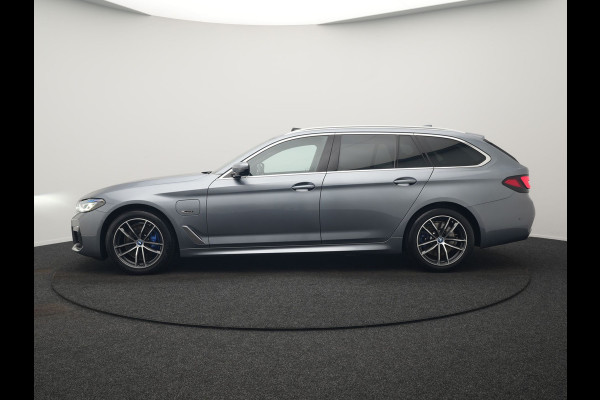 BMW 5 Serie Touring 530e xDrive M Sport PHEV 293pk Dealer O.H. | Panodak | Head Up | Laser LED | 360 Camera | Harman & Kardon | Sfeerverlichting | Alcantara Sportstoelen Verwarmd | Keyless | Blis | Virtual | Navigatie | DAB | Plug In Hybrid