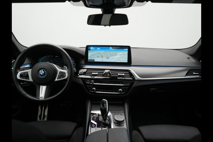 BMW 5 Serie Touring 530e xDrive M Sport PHEV 293pk Dealer O.H. | Panodak | Head Up | Laser LED | 360 Camera | Harman & Kardon | Sfeerverlichting | Alcantara Sportstoelen Verwarmd | Keyless | Blis | Virtual | Navigatie | DAB | Plug In Hybrid