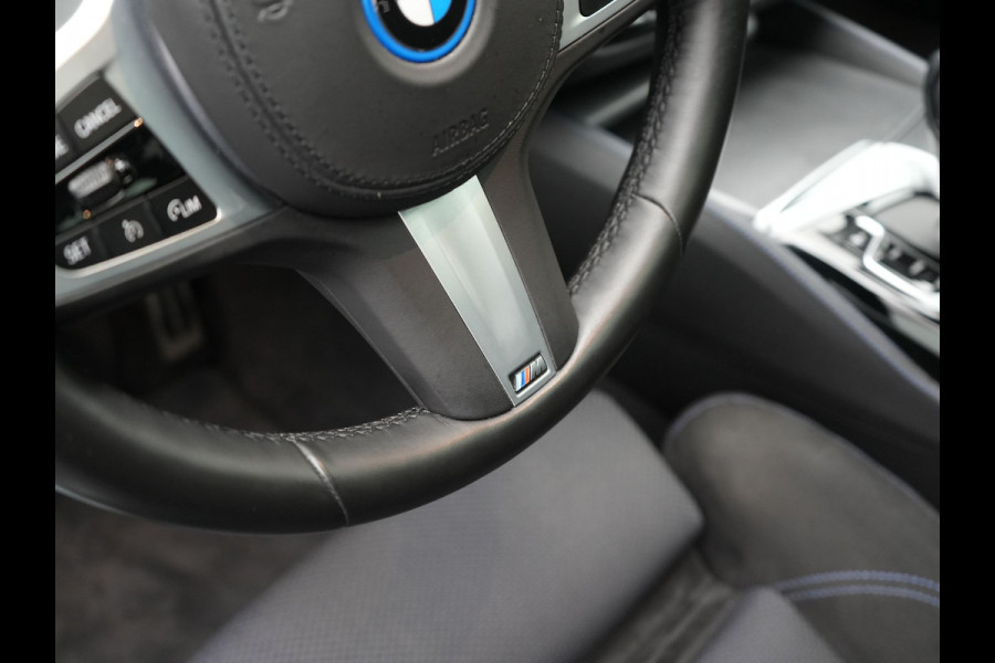 BMW 5 Serie Touring 530e xDrive M Sport PHEV 293pk Dealer O.H. | Panodak | Head Up | Laser LED | 360 Camera | Harman & Kardon | Sfeerverlichting | Alcantara Sportstoelen Verwarmd | Keyless | Blis | Virtual | Navigatie | DAB | Plug In Hybrid