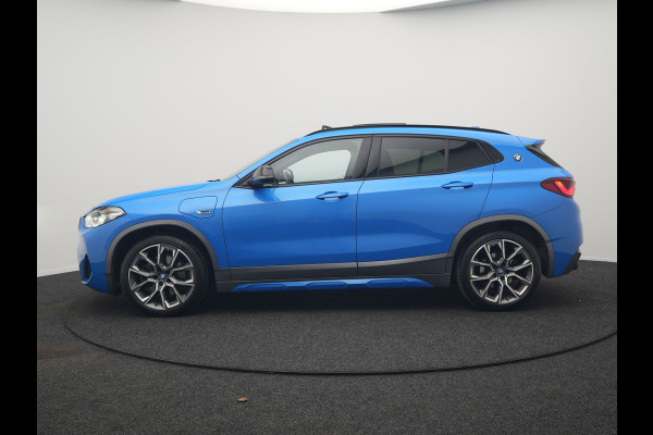 BMW X2 xDrive25e M Sport X PHEV 220pk Dealer O.H. | Trekhaak Afn. | Panodak | Adaptive Cruise | Head Up | Camera | Harman / Kardon | Lederen Competition Stoelen Memory & Verwarmd | Keyless | 19"L.M | Sfeerverlichting | Navigatie | DAB | Plug