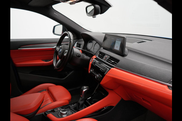 BMW X2 xDrive25e M Sport X PHEV 220pk Dealer O.H. | Trekhaak Afn. | Panodak | Adaptive Cruise | Head Up | Camera | Harman / Kardon | Lederen Competition Stoelen Memory & Verwarmd | Keyless | 19"L.M | Sfeerverlichting | Navigatie | DAB | Plug