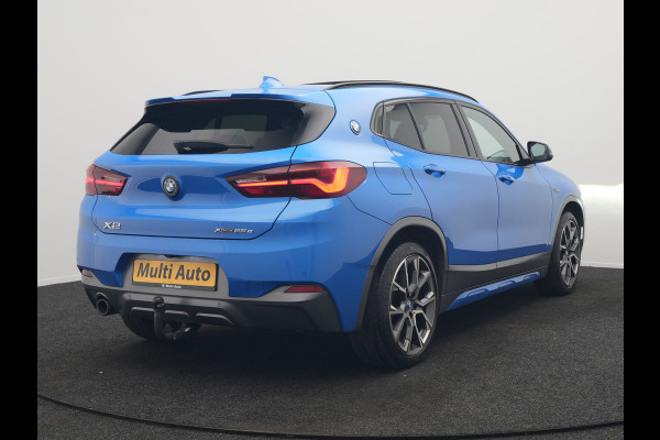 BMW X2 xDrive25e M Sport X PHEV 220pk Dealer O.H. | Trekhaak Afn. | Panodak | Adaptive Cruise | Head Up | Camera | Harman / Kardon | Lederen Competition Stoelen Memory & Verwarmd | Keyless | 19"L.M | Sfeerverlichting | Navigatie | DAB | Plug