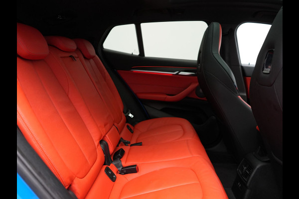 BMW X2 xDrive25e M Sport X PHEV 220pk Dealer O.H. | Trekhaak Afn. | Panodak | Adaptive Cruise | Head Up | Camera | Harman / Kardon | Lederen Competition Stoelen Memory & Verwarmd | Keyless | 19"L.M | Sfeerverlichting | Navigatie | DAB | Plug