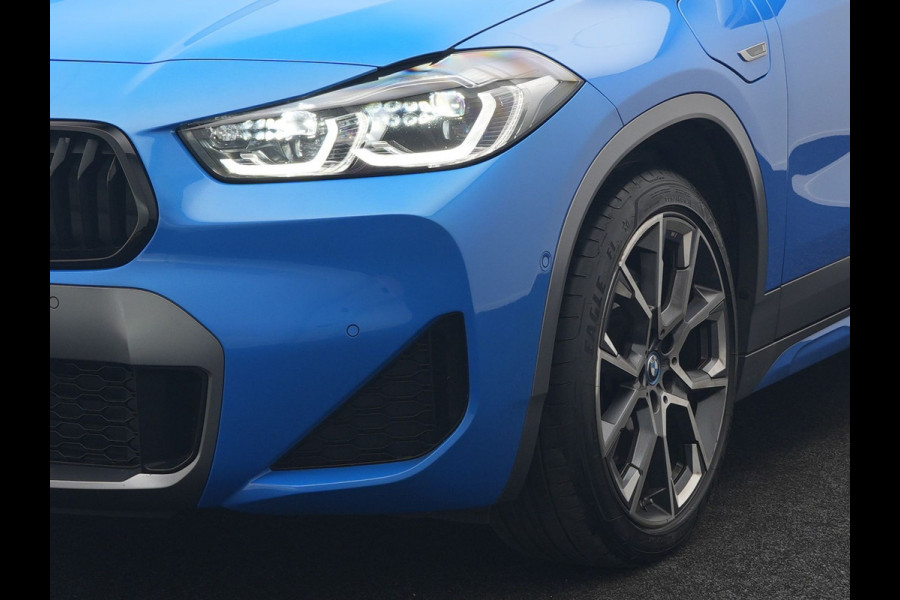 BMW X2 xDrive25e M Sport X PHEV 220pk Dealer O.H. | Trekhaak Afn. | Panodak | Adaptive Cruise | Head Up | Camera | Harman / Kardon | Lederen Competition Stoelen Memory & Verwarmd | Keyless | 19"L.M | Sfeerverlichting | Navigatie | DAB | Plug
