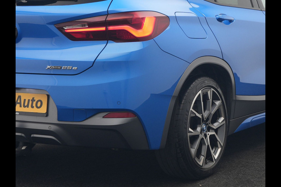 BMW X2 xDrive25e M Sport X PHEV 220pk Dealer O.H. | Trekhaak Afn. | Panodak | Adaptive Cruise | Head Up | Camera | Harman / Kardon | Lederen Competition Stoelen Memory & Verwarmd | Keyless | 19"L.M | Sfeerverlichting | Navigatie | DAB | Plug