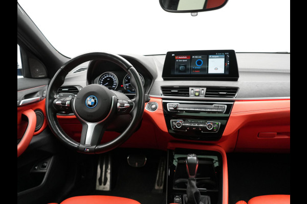 BMW X2 xDrive25e M Sport X PHEV 220pk Dealer O.H. | Trekhaak Afn. | Panodak | Adaptive Cruise | Head Up | Camera | Harman / Kardon | Lederen Competition Stoelen Memory & Verwarmd | Keyless | 19"L.M | Sfeerverlichting | Navigatie | DAB | Plug
