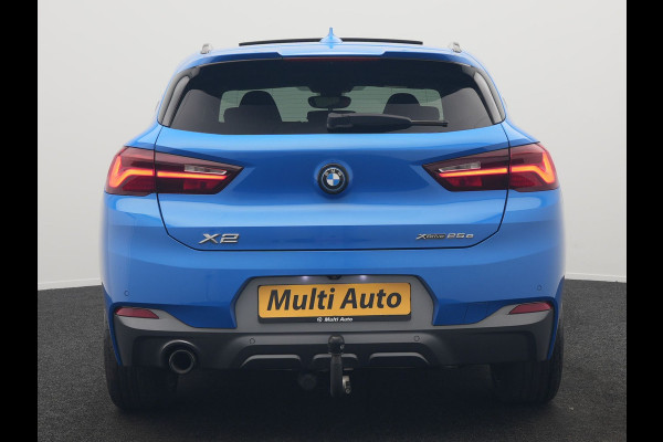 BMW X2 xDrive25e M Sport X PHEV 220pk Dealer O.H. | Trekhaak Afn. | Panodak | Adaptive Cruise | Head Up | Camera | Harman / Kardon | Lederen Competition Stoelen Memory & Verwarmd | Keyless | 19"L.M | Sfeerverlichting | Navigatie | DAB | Plug