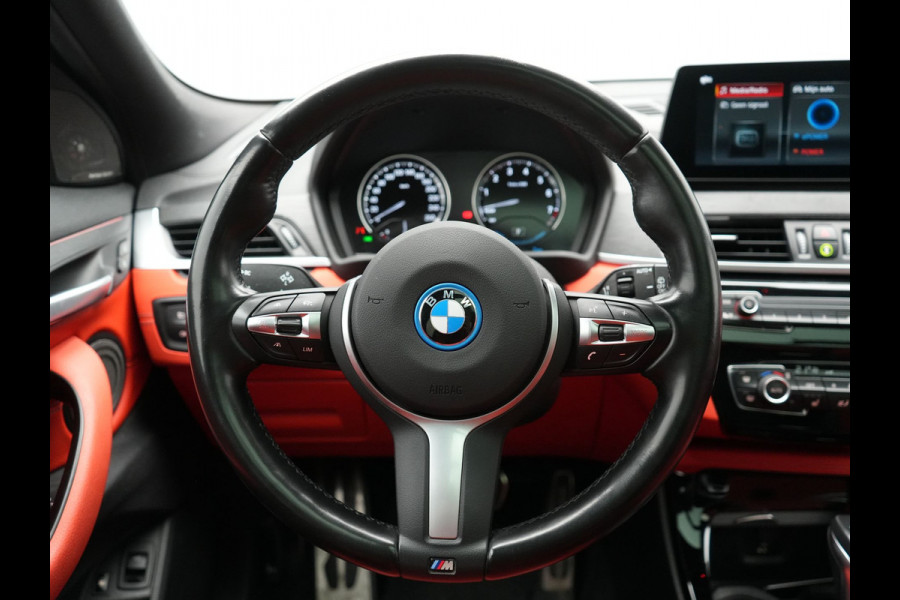BMW X2 xDrive25e M Sport X PHEV 220pk Dealer O.H. | Trekhaak Afn. | Panodak | Adaptive Cruise | Head Up | Camera | Harman / Kardon | Lederen Competition Stoelen Memory & Verwarmd | Keyless | 19"L.M | Sfeerverlichting | Navigatie | DAB | Plug