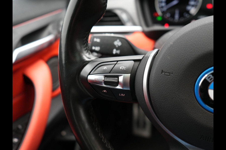 BMW X2 xDrive25e M Sport X PHEV 220pk Dealer O.H. | Trekhaak Afn. | Panodak | Adaptive Cruise | Head Up | Camera | Harman / Kardon | Lederen Competition Stoelen Memory & Verwarmd | Keyless | 19"L.M | Sfeerverlichting | Navigatie | DAB | Plug