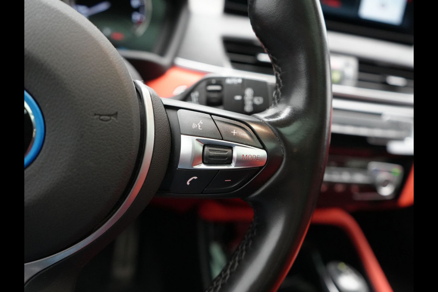 BMW X2 xDrive25e M Sport X PHEV 220pk Dealer O.H. | Trekhaak Afn. | Panodak | Adaptive Cruise | Head Up | Camera | Harman / Kardon | Lederen Competition Stoelen Memory & Verwarmd | Keyless | 19"L.M | Sfeerverlichting | Navigatie | DAB | Plug