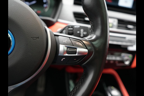 BMW X2 xDrive25e M Sport X PHEV 220pk Dealer O.H. | Trekhaak Afn. | Panodak | Adaptive Cruise | Head Up | Camera | Harman / Kardon | Lederen Competition Stoelen Memory & Verwarmd | Keyless | 19"L.M | Sfeerverlichting | Navigatie | DAB | Plug