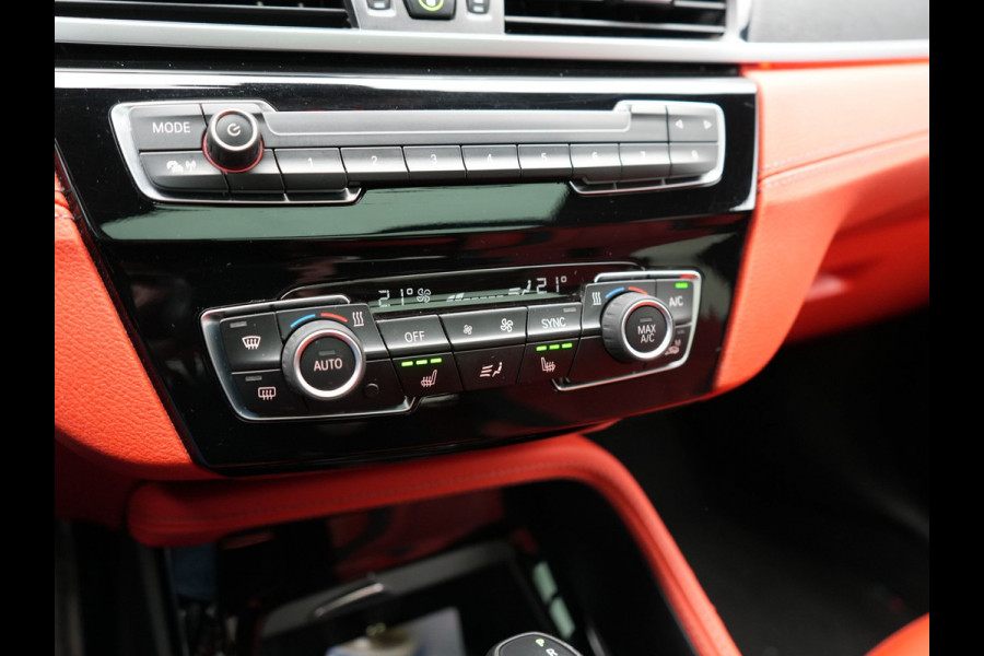 BMW X2 xDrive25e M Sport X PHEV 220pk Dealer O.H. | Trekhaak Afn. | Panodak | Adaptive Cruise | Head Up | Camera | Harman / Kardon | Lederen Competition Stoelen Memory & Verwarmd | Keyless | 19"L.M | Sfeerverlichting | Navigatie | DAB | Plug