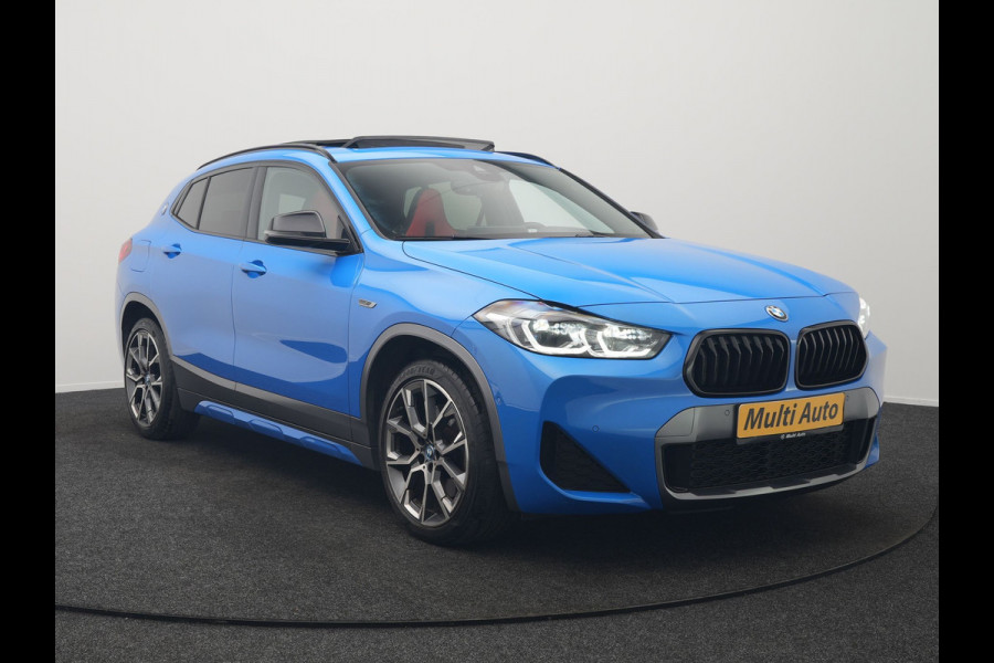 BMW X2 xDrive25e M Sport X PHEV 220pk Dealer O.H. | Trekhaak Afn. | Panodak | Adaptive Cruise | Head Up | Camera | Harman / Kardon | Lederen Competition Stoelen Memory & Verwarmd | Keyless | 19"L.M | Sfeerverlichting | Navigatie | DAB | Plug