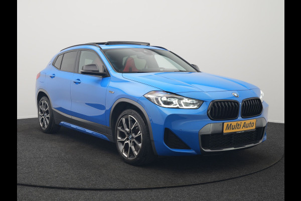 BMW X2 xDrive25e M Sport X PHEV 220pk Dealer O.H. | Trekhaak Afn. | Panodak | Adaptive Cruise | Head Up | Camera | Harman / Kardon | Lederen Competition Stoelen Memory & Verwarmd | Keyless | 19"L.M | Sfeerverlichting | Navigatie | DAB | Plug