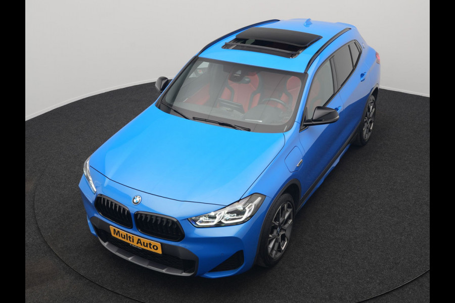 BMW X2 xDrive25e M Sport X PHEV 220pk Dealer O.H. | Trekhaak Afn. | Panodak | Adaptive Cruise | Head Up | Camera | Harman / Kardon | Lederen Competition Stoelen Memory & Verwarmd | Keyless | 19"L.M | Sfeerverlichting | Navigatie | DAB | Plug