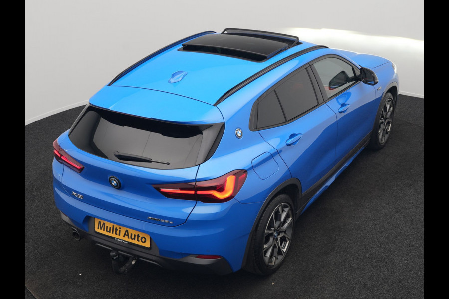 BMW X2 xDrive25e M Sport X PHEV 220pk Dealer O.H. | Trekhaak Afn. | Panodak | Adaptive Cruise | Head Up | Camera | Harman / Kardon | Lederen Competition Stoelen Memory & Verwarmd | Keyless | 19"L.M | Sfeerverlichting | Navigatie | DAB | Plug