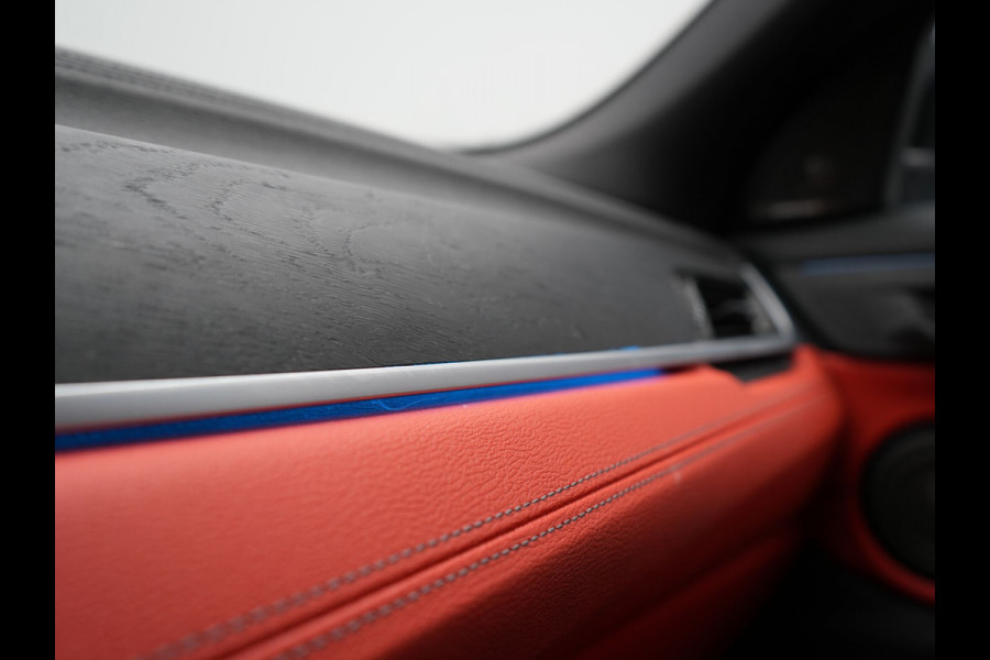 BMW X2 xDrive25e M Sport X PHEV 220pk Dealer O.H. | Trekhaak Afn. | Panodak | Adaptive Cruise | Head Up | Camera | Harman / Kardon | Lederen Competition Stoelen Memory & Verwarmd | Keyless | 19"L.M | Sfeerverlichting | Navigatie | DAB | Plug