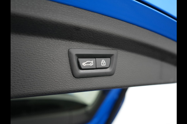 BMW X2 xDrive25e M Sport X PHEV 220pk Dealer O.H. | Trekhaak Afn. | Panodak | Adaptive Cruise | Head Up | Camera | Harman / Kardon | Lederen Competition Stoelen Memory & Verwarmd | Keyless | 19"L.M | Sfeerverlichting | Navigatie | DAB | Plug