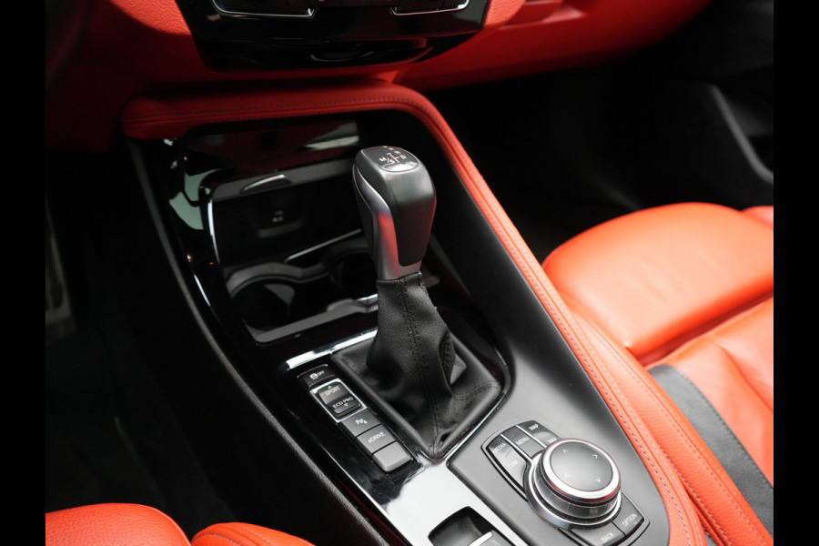 BMW X2 xDrive25e M Sport X PHEV 220pk Dealer O.H. | Trekhaak Afn. | Panodak | Adaptive Cruise | Head Up | Camera | Harman / Kardon | Lederen Competition Stoelen Memory & Verwarmd | Keyless | 19"L.M | Sfeerverlichting | Navigatie | DAB | Plug
